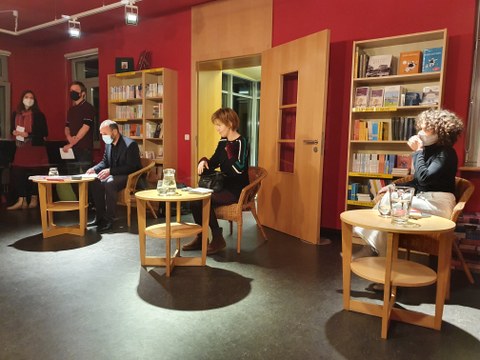 Das Foto zeigt die Autorin Julia Deck, Dr. Torsten König, Maria Flügel und Mitarbeiter:innen der Villa Augustin in Dresden kurz vor der Lesung am 29.10.2020.