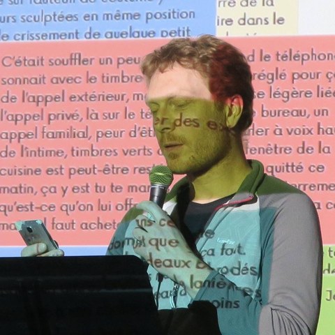 Foto von Joachim Séné bei einem Vortrag am Rednerpult