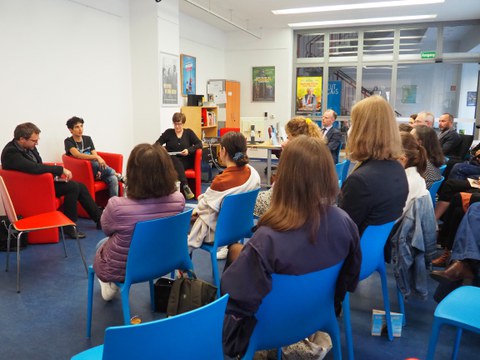 Foto aus Lesung & Gespräch mit Fatima Daas zu ihrem Roman »Die jüngste Tochter« am 8. Mai 2022 im Institut français Dresden: Blick von hinten auf Publikum und Podium