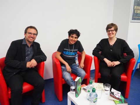 Foto aus Lesung & Gespräch mit Fatima Daas zu ihrem Roman »Die jüngste Tochter« am 8. Mai 2022 im Institut français Dresden: ein abschließendes Foto vom Podium, v.l.n.r. Dr. Matthias Kern, Fatima Daas, Dr. Annegret Richter