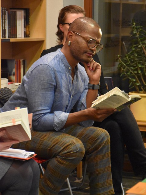 Foto 3 anlässlich von „Max Lobe. Lesung und Gespräch: Confidences“ am 27.10.2022 in der Buchhandlung LeseLust Dresden.