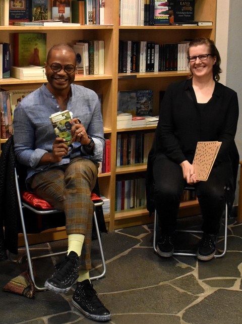Foto 9 anlässlich von „Max Lobe. Lesung und Gespräch: Confidences“ am 27.10.2022 in der Buchhandlung LeseLust Dresden.