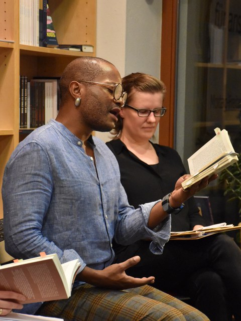 Foto während Lesung & Gespräch mit Max Lobe zum Roman "Vertraulichkeiten" (akono Verlag Leipzig 2022) am 27.10.22 in der Buchhandlung LeseLust in Dresden.