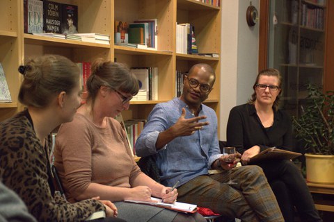 Foto während Lesung & Gespräch mit Max Lobe zum Roman "Vertraulichkeiten" (akono Verlag Leipzig 2022) am 27.10.22 in der Buchhandlung LeseLust in Dresden.