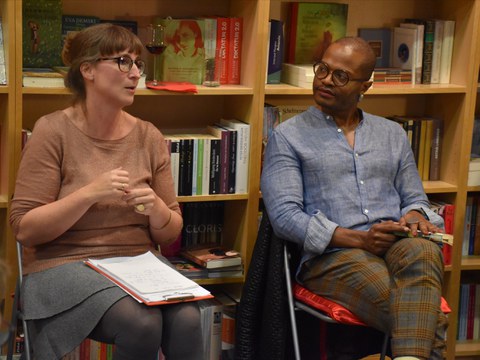 Foto während Lesung & Gespräch mit Max Lobe zum Roman "Vertraulichkeiten" (akono Verlag Leipzig 2022) am 27.10.22 in der Buchhandlung LeseLust in Dresden.