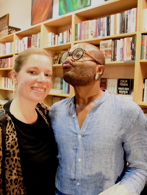 Foto während Lesung & Gespräch mit Max Lobe zum Roman "Vertraulichkeiten" (akono Verlag Leipzig 2022) am 27.10.22 in der Buchhandlung LeseLust in Dresden.