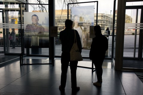 Fotoimpressionen von der Eröffnung der Fotoausstellung "Poser pour la liberté / Standing for freedom" am 13. April 2022 im Hörsaalzentrum der TU Dresden
