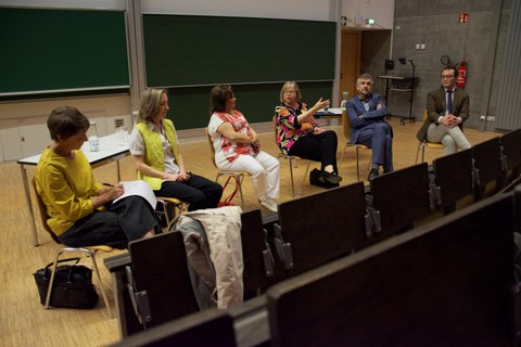 Fotoimpression Podiumsdiskussion „Liberté / Freiheit: Wissenschaft im Angesicht von Flucht, Vertreibung und Exil“ am 12. Mai 2022 anlässlich der Fotoaussstellung "Poser pour la liberté / Standing for freedom" vom 4. April bis 17. Mai 2022 an der TU Dresden