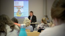 Foto 3 anlässlich der Lesung und Buchvorstellung von « L’Errance et le Rire. Un nouveau souffle de la littérature antillaise » von Ralph Ludwig am 04.05.2022 an der Fakultät SLK der TU Dresden.