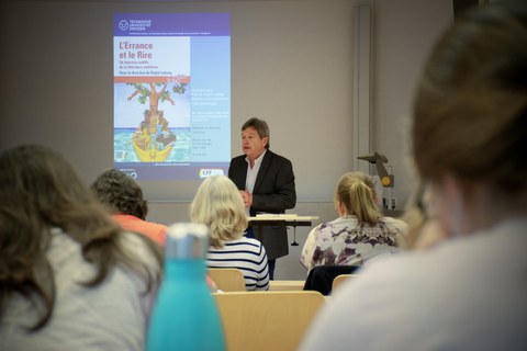 Photo 3 on the occasion of the reading and book presentation of “L’Errance et le Rire. Un nouveau souffle de la littérature antillaise” by Ralph Ludwig on May 4, 2022, at the Faculty SLK of TU Dresden.