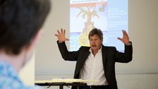Foto 4 anlässlich der Lesung und Buchvorstellung von « L’Errance et le Rire. Un nouveau souffle de la littérature antillaise » von Ralph Ludwig am 04.05.2022 an der Fakultät SLK der TU Dresden.