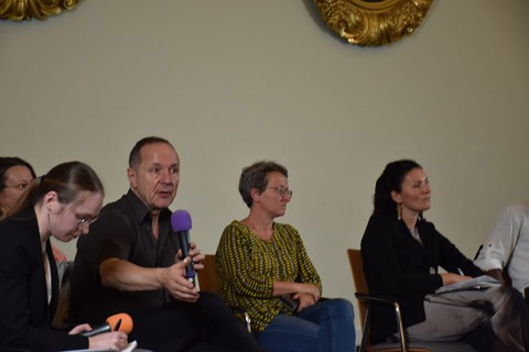 Foto während der Internationalen Podiumsdiskussion "Kolonialgeschichte erinnern: regional, europäisch, global", Stadtmuseum Dresden, 17.06.24, v.l.n.r. auf dem Podium Imke Heine, Florence Walter, Nicolas Bancel, Sandrine Lemaire, Christina Ludwig