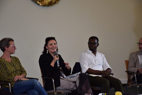 Foto während der Internationalen Podiumsdiskussion "Kolonialgeschichte erinnern: regional, europäisch, global", Stadtmuseum Dresden, 17.06.24, v.l.n.r. auf dem Podium Sandrine Lemaire, Christina Ludwig, Didier Houénoudé, Torsten König