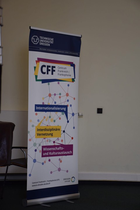 Foto während der Internationalen Podiumsdiskussion "Kolonialgeschichte erinnern: regional, europäisch, global", Stadtmuseum Dresden, 17.06.24, CFF-Werbeaufsteller