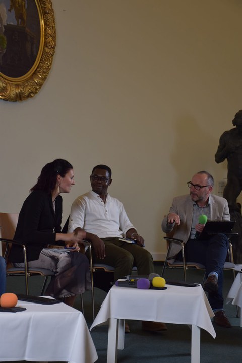 Foto während der Internationalen Podiumsdiskussion "Kolonialgeschichte erinnern: regional, europäisch, global", Stadtmuseum Dresden, 17.06.24, v.l.n.r. auf dem Podium Christina Ludwig, Didier Houénoudé, Torsten König