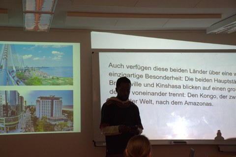Foto 10 anlässlich des Vortrags „Brazzaville – Zeitgenössische Kunst, Kultur und Gesellschaft“ von Chris Lewis Moumbounou (Brazzaville/ Republik Kongo) am 03.12.2024 an der Fakultät SLK der TU Dresden.
