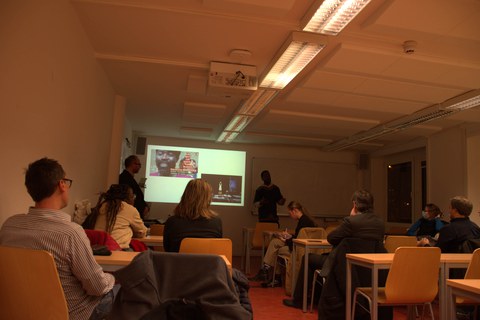 Foto 20 anlässlich des Vortrags „Brazzaville – Zeitgenössische Kunst, Kultur und Gesellschaft“ von Chris Lewis Moumbounou (Brazzaville/ Republik Kongo) am 03.12.2024 an der Fakultät SLK der TU Dresden.