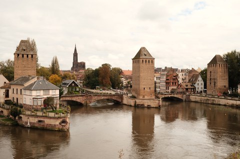 Photo on occasion of the Romance studies students' field trip to Strasbourg (France) from October 7 to 12, 2024; shown here: the Ponts couverts in Strasbourg, with Strasbourg Cathedral in the background.