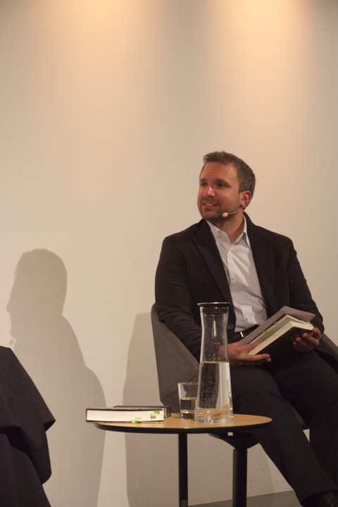 Foto von Dr. Matthias Kern (Moderation) während der Lesung von Anne Weber - Bannmeilen am 23. April 2024 in der Zentralbibliothek Dresden