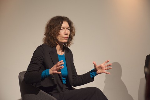 Foto von Anne Weber während ihrer Lesung "Bannmeilen" am 23. April 2024 in der Zentralbibliothek Dresden