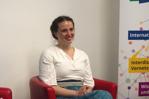 Photo 2 on the occasion of the reading of “Weißes Harz” (White resin) by Audrée Wilhelmy (Quebec) on April 24, 2024, at the Institut français Dresden.