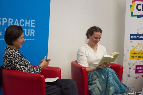 Foto von Audrée Wilhelmy und PD Dr. Bettina Lindorfer (Moderation, CFF) im Gespräch anlässlich der Lesung "Weißes Harz" am 24. April 2024 im IF Dresden.