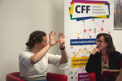 Foto von Audrée Wilhelmy und Dagmar Hunold (deutsche Stimme, Institut français Dresden) im Gespräch anlässlich der Lesung "Weißes Harz" am 24. April 2024 im IF Dresden