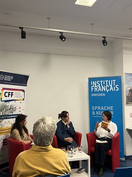 Foto 4 anlässlich der Lesung von Hélène Laurain: „Bis alles brennt“ am 23.10.2024 im Institut français Dresden.