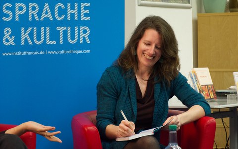 Foto 1 anlässlich des Literarischen Gesprächs mit der Autorin Lilia Hassaine von „Bittere Sonne“ und ihrer Übersetzerin Anne Thomas im Rahmen der Woche der französischen Sprache und der Frankophonie am 12.03.2024 im Institut français Dresden.