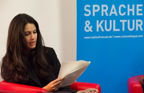 Foto 3 anlässlich des Literarischen Gesprächs mit der Autorin Lilia Hassaine von „Bittere Sonne“ und ihrer Übersetzerin Anne Thomas im Rahmen der Woche der französischen Sprache und der Frankophonie am 12.03.2024 im Institut français Dresden.
