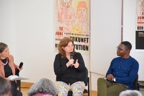 Foto während der Podiumsdiskussion "Die Zukunft der Restitution", Institut für Kunst- und Musikwissenschaft, TU Dresden, 13.06.24.