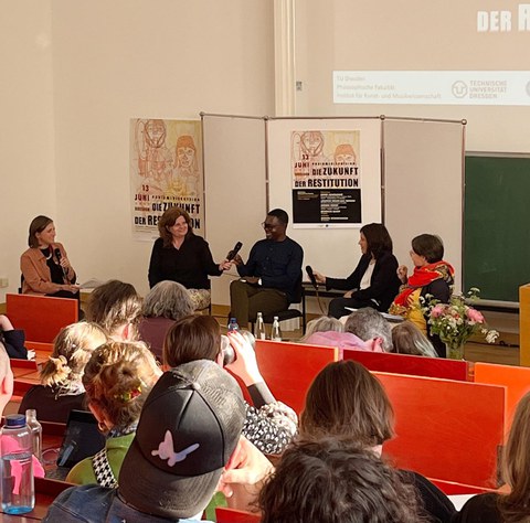 Foto während der Podiumsdiskussion "Die Zukunft der Restitution", Institut für Kunst- und Musikwissenschaft, TU Dresden, 13.06.24.