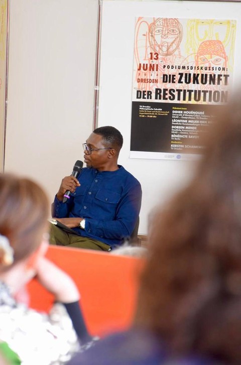Foto von Didier Houénoudé während der Podiumsdiskussion "Die Zukunft der Restitution", Institut für Kunst- und Musikwissenschaft, TU Dresden, 13.06.24