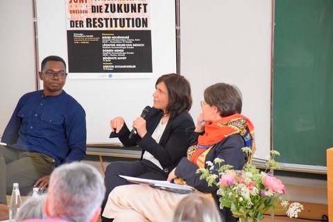 Foto während der Podiumsdiskussion "Die Zukunft der Restitution", Institut für Kunst- und Musikwissenschaft, TU Dresden, 13.06.24, v.l.n.r. auf dem Podium Didier Houénoudé, Bénédicte Savoy, Doreen Mende