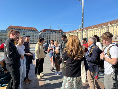 Foto anlässlich des Aufenthalts von Studierenden und Dozierenden des Instituts für Germanistik der Universität Straßburg in der Partnerstadt Dresden vom 25. bis 31. Mai 2025