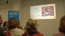 Photo 4 on the occasion of the poetry evening “Poèmes embarbelés – Poems Behind Barbed Wire” as part of German-French Week on January 27, 2025, at the Institut français Dresden.