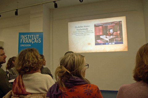 Photo 4 on the occasion of the poetry evening “Poèmes embarbelés – Poems Behind Barbed Wire” as part of German-French Week on January 27, 2025, at the Institut français Dresden.