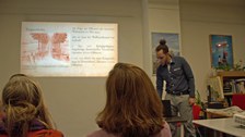 Photo 5 on the occasion of the poetry evening “Poèmes embarbelés – Poems Behind Barbed Wire” as part of German-French Week on January 27, 2025, at the Institut français Dresden.