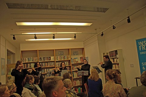 Photo 7 on the occasion of the poetry evening “Poèmes embarbelés – Poems Behind Barbed Wire” as part of German-French Week on January 27, 2025, at the Institut français Dresden.
