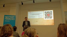 Photo 10 on the occasion of the poetry evening “Poèmes embarbelés – Poems Behind Barbed Wire” as part of German-French Week on January 27, 2025, at the Institut français Dresden.
