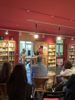 Foto während der Lesung von Ralph Ludwig - Französischsprachige Gegenwartsliteratur aus der Karibik - Irrschweifen und Lachen. L'errance et le rire, 5. Juni 2025 im Erich Kästner Haus für Literatur Dresden.