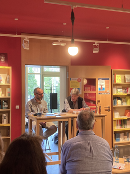 Foto während der Lesung von Ralph Ludwig - Französischsprachige Gegenwartsliteratur aus der Karibik - Irrschweifen und Lachen. L'errance et le rire, 5. Juni 2025 im Erich Kästner Haus für Literatur Dresden.