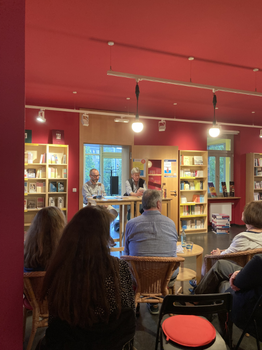 Foto während der Lesung von Ralph Ludwig - Französischsprachige Gegenwartsliteratur aus der Karibik - Irrschweifen und Lachen. L'errance et le rire, 5. Juni 2025 im Erich Kästner Haus für Literatur Dresden.