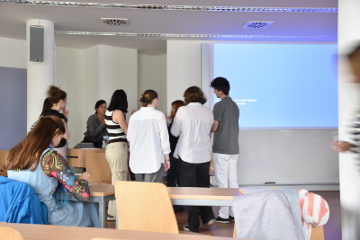 Foto 4 anlässlich des Besuchs von Studierenden des CÉGEP de Saint-Hyacinthe (Québec) im Rahmen eines Workshops im Seminar von Bettina Lindorfer am 22. Mai 2025.