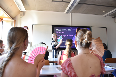 Foto 1 anlässlich des Workshops „Warum Fremdsprachen lernen mit/durch/trotz KI?“ von JProf. Dr. Anne-Marie Lachmund & Dr. Torsten König im Rahmen der Dresdner Lange Nacht der Wissenschaften am 26.06.2026 an der TU Dresden.