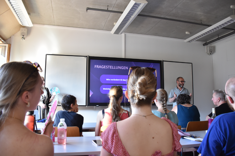 Foto 3 anlässlich des Workshops „Warum Fremdsprachen lernen mit/durch/trotz KI?“ von JProf. Dr. Anne-Marie Lachmund & Dr. Torsten König im Rahmen der Dresdner Lange Nacht der Wissenschaften am 26.06.2026 an der TU Dresden.