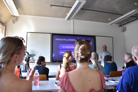 Foto 4 anlässlich des Workshops „Warum Fremdsprachen lernen mit/durch/trotz KI?“ von JProf. Dr. Anne-Marie Lachmund & Dr. Torsten König im Rahmen der Dresdner Lange Nacht der Wissenschaften am 26.06.2026 an der TU Dresden.