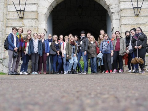 Gruppenfoto der Teilnehmer:innen an der studentischen Exkursion nach Besançon (Frankreich) vom 13.-18.05.2018.