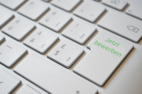 Freies Bild: Es zeigt einen Ausschnitt einer Computertastatur mit der beschrifteten ENTER-Taste "Jetzt bewerben"