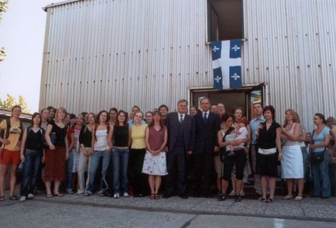 Besuch von Denis Bédard im Cifraqs 2006: Gäste, MitarbeiterInnen und Studierende vor dem Gebäude Zeunerstraße 1c.